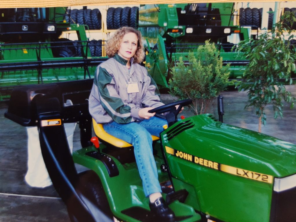 Maristela ingressou na empresa quando a John Deere possuía apenas 20% da SLC. Ela foi pioneira, mesmo que involuntariamente, sendo a primeira mulher grávida a entrar na SLC