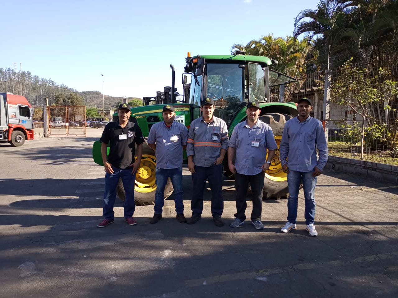 No dia 01 de outubro, o especialista de Soluções em Agricultura de Precisão da Treviso Máquinas, Mateus Santana, realizou na cidade de Juiz de Fora (MG) o Treinamento Operacional dos Tratores John Deere da Série 6E/J. O treinamento foi desenvolvido e aplicado aos operadores da empresa Acerllormittal, que aprimoraram seus conhecimentos, aprendendo melhor sobre manutenções, ajustes e regulagens dos equipamentos John Deere adquiridos pela empresa. Ao final todos os participantes foram avaliados e certificados pela participação teórica e prática durante o curso.