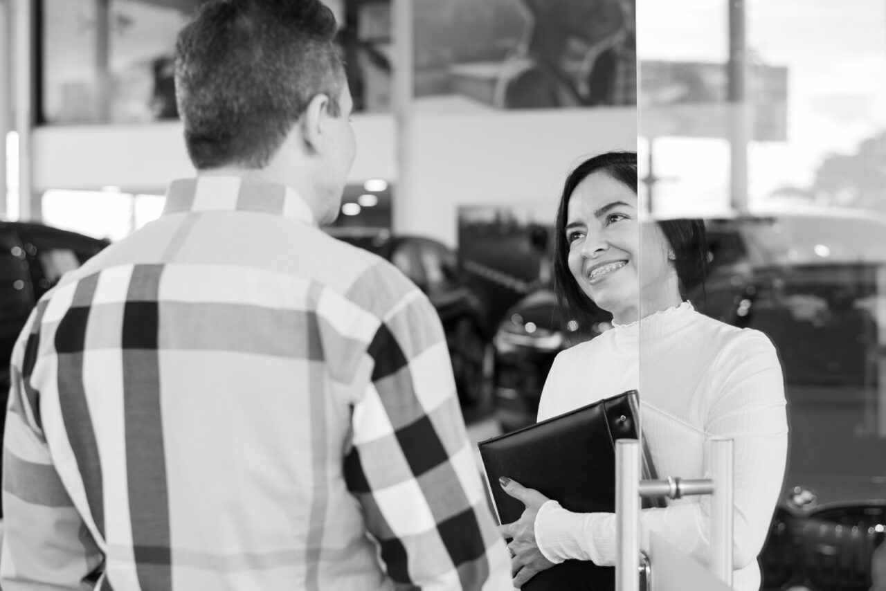 Foto de cliente comprando carro em um concessionária do Grupo Saga
