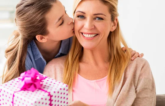 Sua mãe merece viver segura e tranquila. Sua mãe merece viver segura e tranquila.